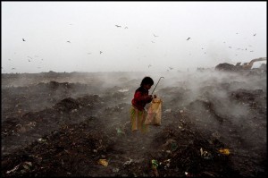 © G.M.B. Akash Schrijnende kinderarbeid, fraai vastgelegd.