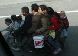 Acht mensen op één motorfiets
