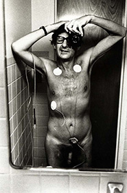 Helmut Newton, zelfportret met electrocardiogram-apparatuur, 1973, via Pinterest. De foto staat ook in Newtons boek Portraits, waarin meer medische zelfportretten zijn opgenomen.