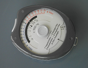 Een oude kleurtemperatuurmeter met een schaal in graden Kelvin.