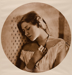 Julia Margaret Cameron (1815-1879), portret van de actrice Ellen Terry (1864). Staatliche Landesbildstelle Hamburg, Sammlung zur Geschichte der Photographie