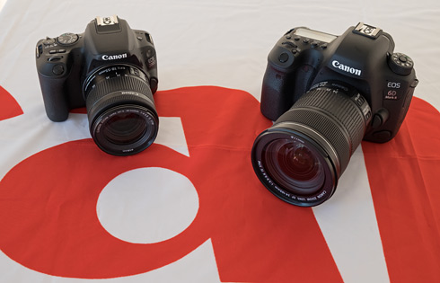 De EOS 6D Mark II (rechts) is misschien de lichtste camera in z'n klasse, maar vergeleken met de EOS 200D blijft het toch een flinke jongen.