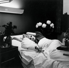 Peter Hujar: Candy Darling op haar sterfbed, 1973. Collectie Richard en Ronay Menschel. © The Peter Hujar Archive