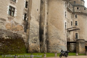 Motor onderstreept de grootte van het kasteel.