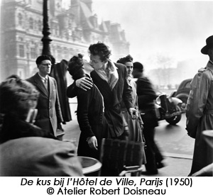 De-kus-bij-het-stadhuis_-Parijs_-1950-c-Atelier-Robert-Doisneau