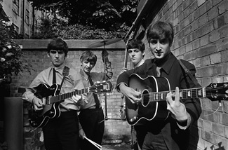 Terry O'Neill, The Beatles, Backyard, Londen 1963. Courtesy Eduard Planting Gallery