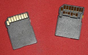 Links een UHS-I-kaartje, rechts een UHS-II-kaart met een rij extra contactjes.